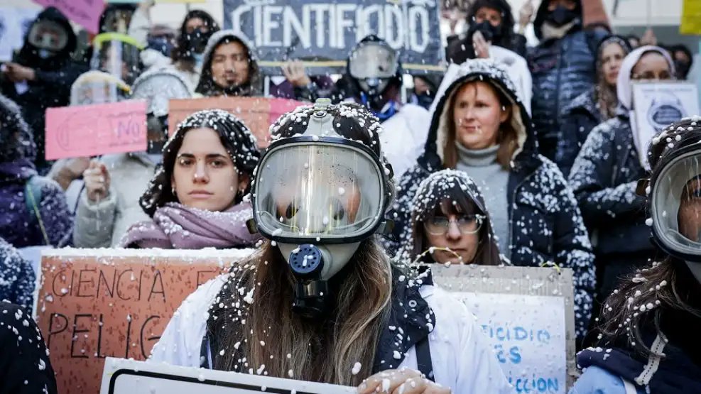En Argentina, investigadores marcharon como “Eternautas” en defensa de la ciencia y la investigación. “No al cientificidio”, “Nadie se salva solo”, “Una nieve tóxica contra la ciencia y la universidad”, fueron algunas de las consignas .