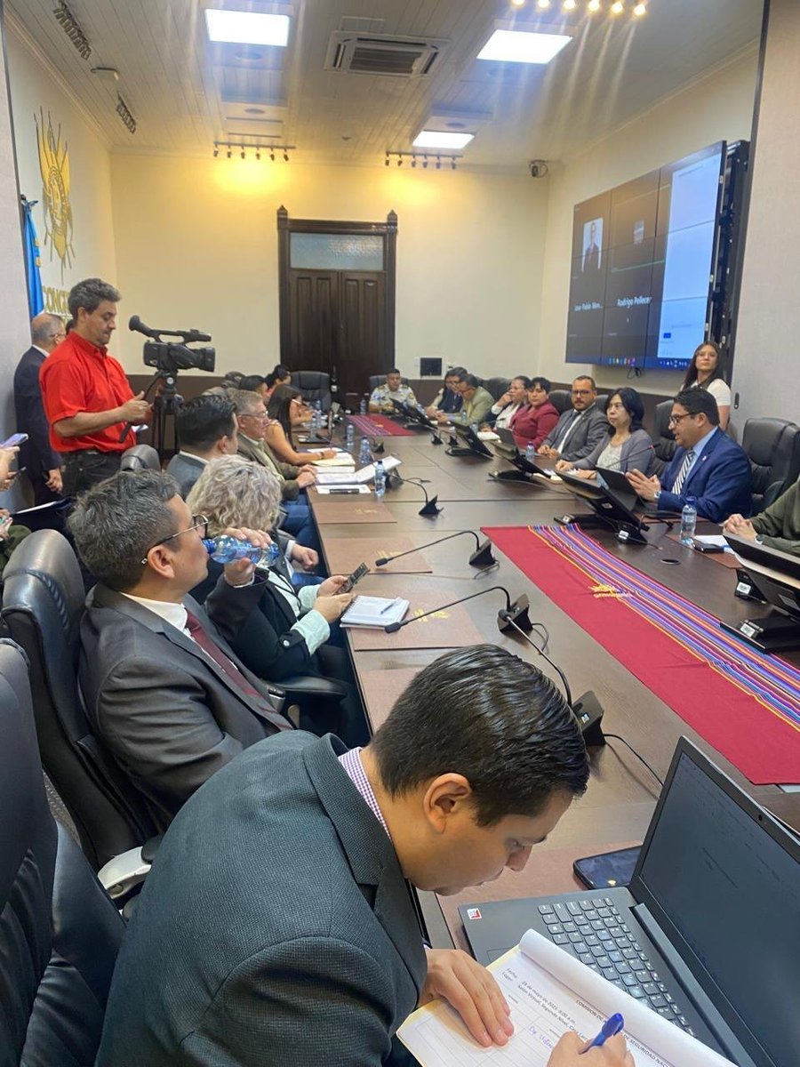 MPguatemala's tweet photo. 2025: 148 días de trabajo fuerte y firme 💪

Fortalecimiento interinstitucional ✅

El doctor Melvin Portillo, secretario de Política Criminal del Ministerio Público, participó en una reunión con representantes de la Comisión de Asuntos de Seguridad Nacional, en el Congreso de la República de Guatemala.
 
La reunión de trabajo convocada por el diputado Jorge Mario Villagrán Álvarez, tuvo como objetivo principal fortalecer los esfuerzos interinstitucionales en la lucha contra la criminalidad. Se busca implementar estrategias integrales que aseguren la seguridad y el bienestar de todos los ciudadanos guatemaltecos.

Durante la sesión, se abordaron temas cruciales como las tendencias delictivas actuales y los desafíos más urgentes que enfrenta el país en materia de seguridad. Se analizaron en detalle los recientes indices de criminalidad, los patrones emergentes de violencia y las zonas geográficas más afectadas.

Con esta participación, el Ministerio Público reafirma su firme compromiso de trabajar con dedicación y profesionalismo para combatir la delincuencia y garantizar la justicia para la sociedad guatemalteca.

#MPfuerteYfirme 💪
#FortalecimientoMP  ✅