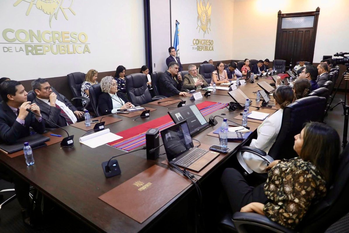 MPguatemala's tweet photo. 2025: 148 días de trabajo fuerte y firme 💪

Fortalecimiento interinstitucional ✅

El doctor Melvin Portillo, secretario de Política Criminal del Ministerio Público, participó en una reunión con representantes de la Comisión de Asuntos de Seguridad Nacional, en el Congreso de la República de Guatemala.
 
La reunión de trabajo convocada por el diputado Jorge Mario Villagrán Álvarez, tuvo como objetivo principal fortalecer los esfuerzos interinstitucionales en la lucha contra la criminalidad. Se busca implementar estrategias integrales que aseguren la seguridad y el bienestar de todos los ciudadanos guatemaltecos.

Durante la sesión, se abordaron temas cruciales como las tendencias delictivas actuales y los desafíos más urgentes que enfrenta el país en materia de seguridad. Se analizaron en detalle los recientes indices de criminalidad, los patrones emergentes de violencia y las zonas geográficas más afectadas.

Con esta participación, el Ministerio Público reafirma su firme compromiso de trabajar con dedicación y profesionalismo para combatir la delincuencia y garantizar la justicia para la sociedad guatemalteca.

#MPfuerteYfirme 💪
#FortalecimientoMP  ✅