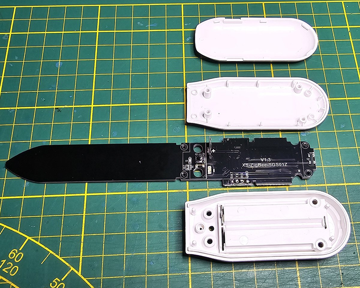 atc1441's tweet image. Quick Teardown of the 10€ ZigBee Plant Humidity sensor
s.click.aliexpress.com/e/_opby7T8
Insides:
- Telink TLSR SoC Capable of BLE and ZigBee, very hackable
- Moisture sensor via 555 Timer
- Unknown SoC for Moisture measurement
- 2xAAA Battery holder
- LED
- Button
- Cheap NTC Sensor