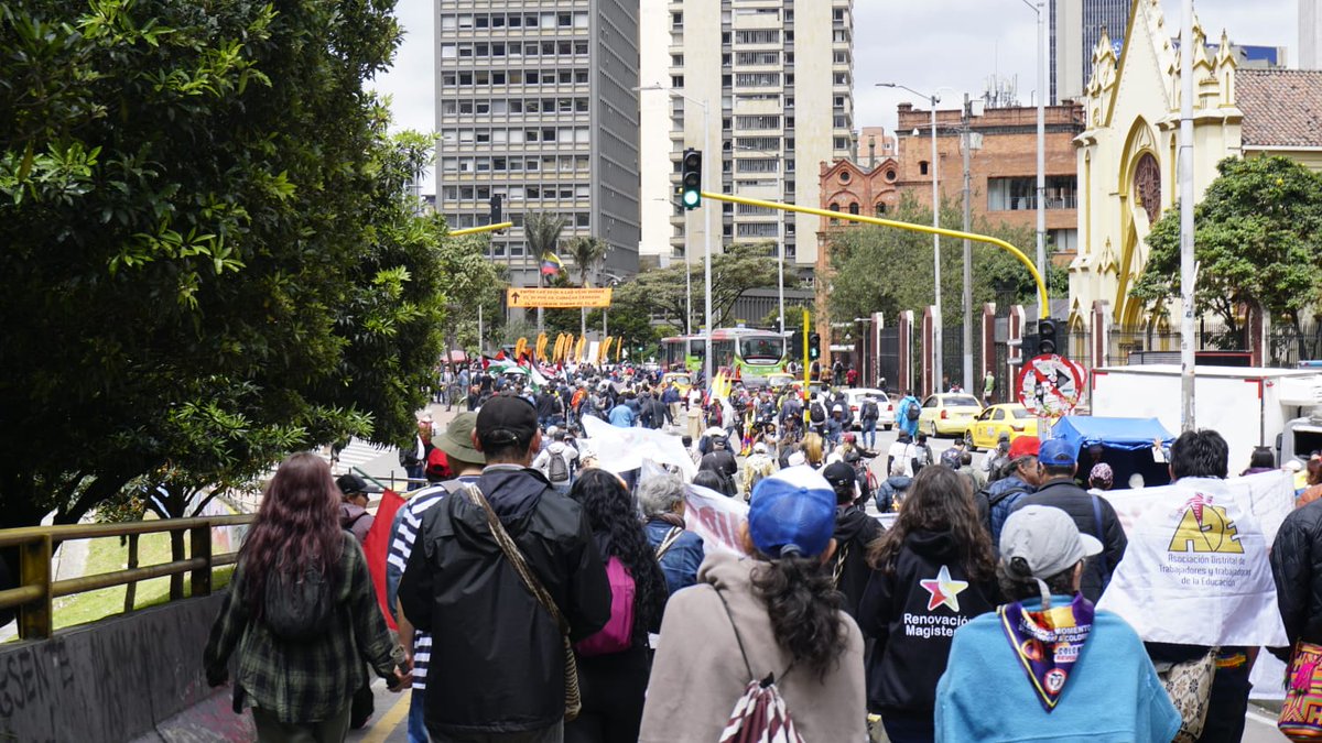 fecode's tweet photo. El cambio se consigue en las calles. Mañana continúa el Paro Nacional con mucha fuerza porque la convocatoria nació y la impulsa el Pueblo. Nos vemos en las calles en la segunda jornada el 29 de mayo. https://t.co/XoivWkbZaD