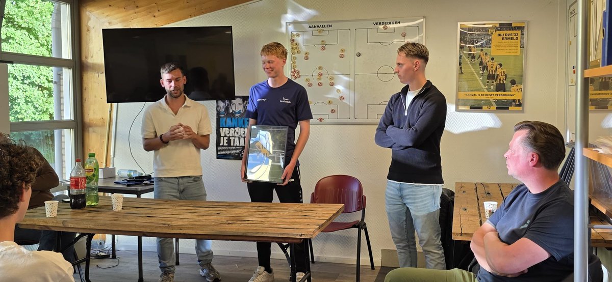 DVSO171's tweet photo. Dat was het dan! Deze 2e seizoenshelft zijn we 3e geworden op doelsaldo net achter BFC. Vanavond werd er op dit fantastische seizoen terug gekeken onder het genot van een patatje en een snack. Elke speler kreeg een persoonlijk woordje met een ingelijste actiefoto (1/2). https://t.co/OVZxkBjIzE