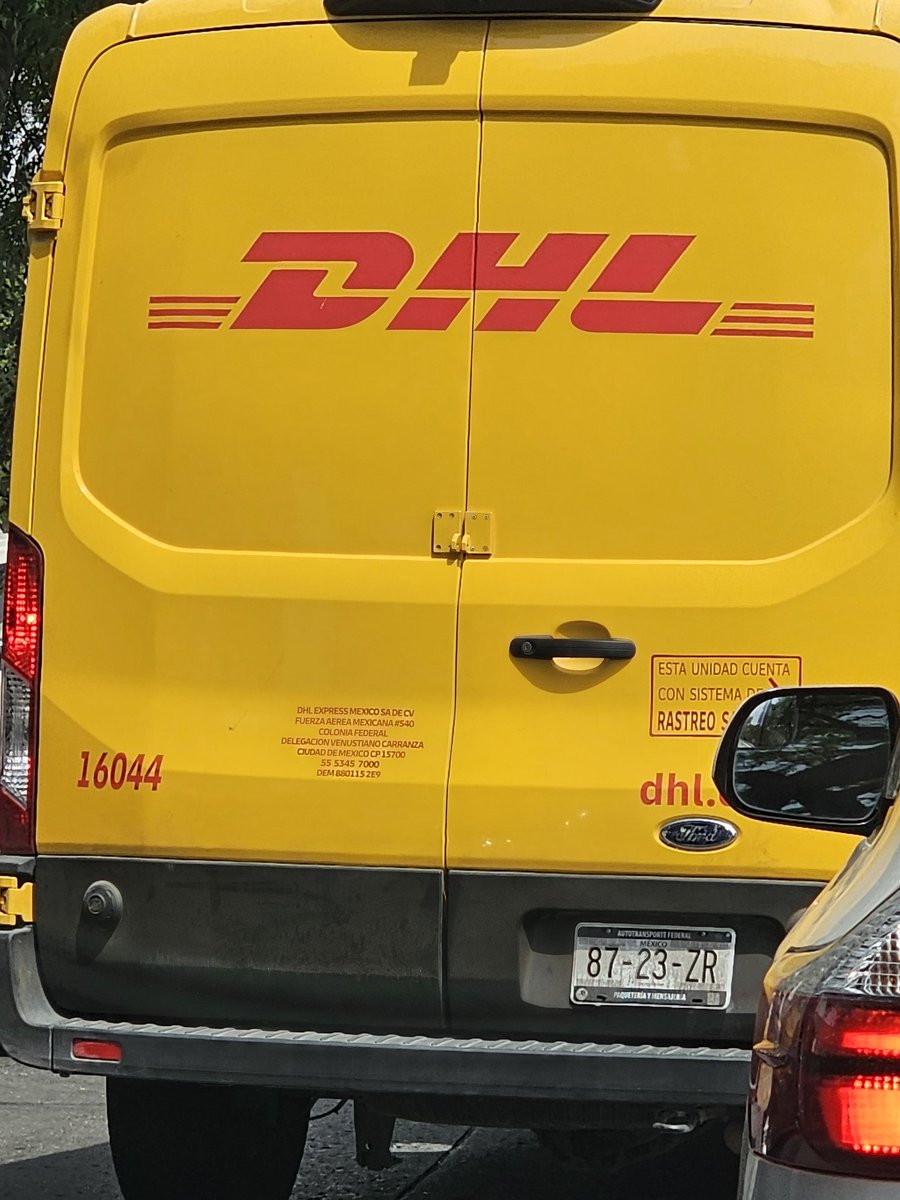 bramla's tweet photo. Conductor imprudente y agresivo circulando por Av. Golfo de Cortés,  en Guadalajara. ¿Quién los capacita??!! @DHLMex https://t.co/fgq7wFafKP