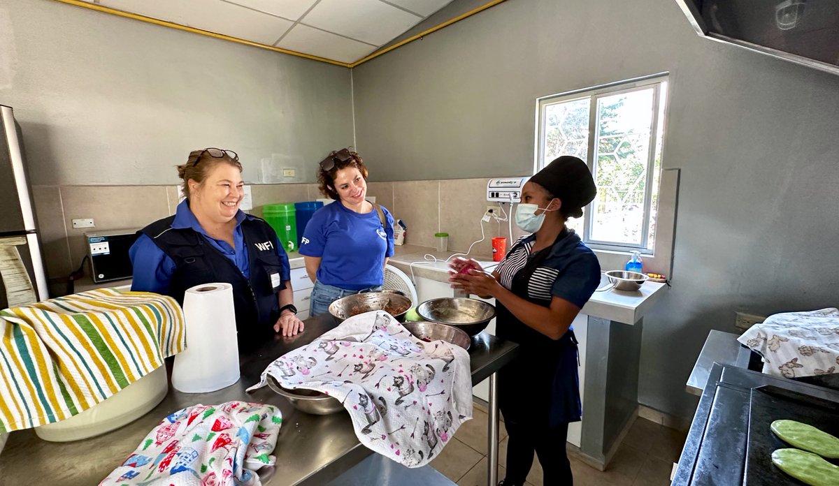 WFP_SV's tweet image. ¡La nutrición y la educación van de la mano!

El proyecto Kitchen-In-A-Box Santa Ana recibió a @rlwfp y a Sheila Grudem de @WFP_es, y vieron más que una cocina: encontraron un espacio moderno, seguro y sostenible, diseñado para la preparación adecuada del refrigerio escolar🥗🧒