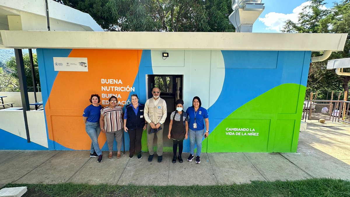 WFP_SV's tweet image. ¡La nutrición y la educación van de la mano!

El proyecto Kitchen-In-A-Box Santa Ana recibió a @rlwfp y a Sheila Grudem de @WFP_es, y vieron más que una cocina: encontraron un espacio moderno, seguro y sostenible, diseñado para la preparación adecuada del refrigerio escolar🥗🧒