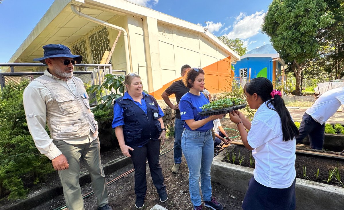 WFP El Salvador (Programa Mundial de Alimentos) (@wfp_sv) on Twitter photo ¡La nutrición y la educación van de la mano!
El proyecto Kitchen-In-A-Box Santa Ana recibió a <a href="/rlwfp/">Riaz Lodhi</a> y a Sheila Grudem de <a href="/WFP_es/">WFP Español</a>, y vieron más que una cocina: encontraron un espacio moderno, seguro y sostenible, diseñado para la preparación adecuada del refrigerio escolar🥗🧒 ¡La nutrición y la educación van de la mano!
El proyecto Kitchen-In-A-Box Santa Ana recibió a <a href="/rlwfp/">Riaz Lodhi</a> y a Sheila Grudem de <a href="/WFP_es/">WFP Español</a>, y vieron más que una cocina: encontraron un espacio moderno, seguro y sostenible, diseñado para la preparación adecuada del refrigerio escolar🥗🧒