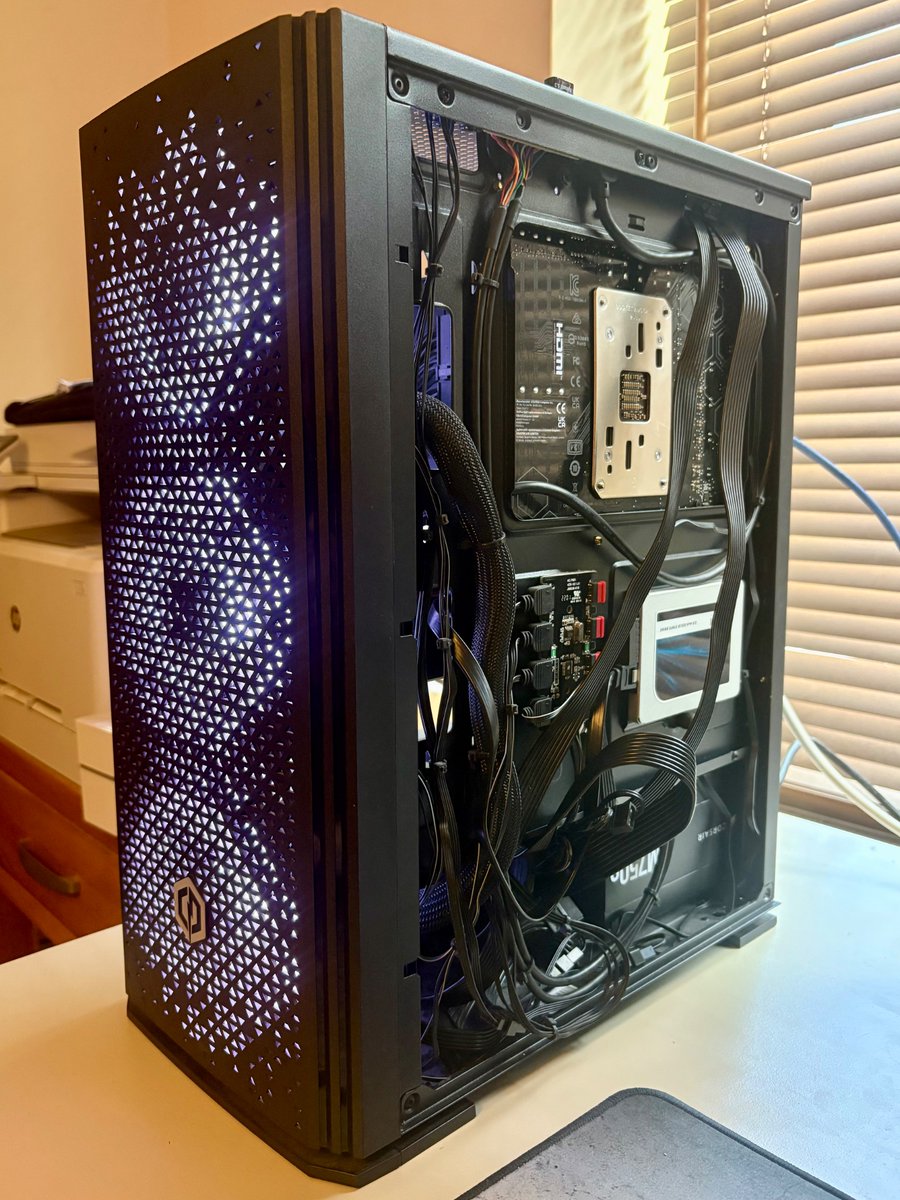 Oh wow, this is a game changer: Ryzen 5 9600x CPU, Asus TUF B650m mobo, 32Gb 6000Mhz RAM, Radeon RX 7700XT GPU and 2Tb Gen4 NVME. #MSFS has never looked or performed so well. A quick tidy up and she’s ready to go. Now where shall I go today?