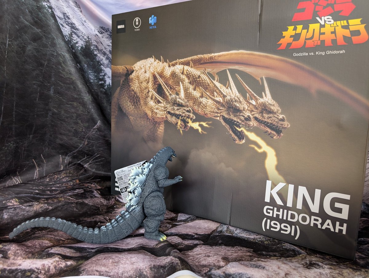 toyslife_'s tweet photo. おは玩玩爺🇯🇵
新たに迎えたフィギュアは
Hiyaの #キングギドラ
でした😁
注文から10日で到着👍️
質感は少しチープですが、ガシガシとポーズ変えられるのが良い😁
ムビモンゴジラと並べると
キングギドラの巨大さ強敵さが際立ちます
#おは戦70529🌳2j
#kingghidorah #godzillatoy https://t.co/yoLgKJzXsc