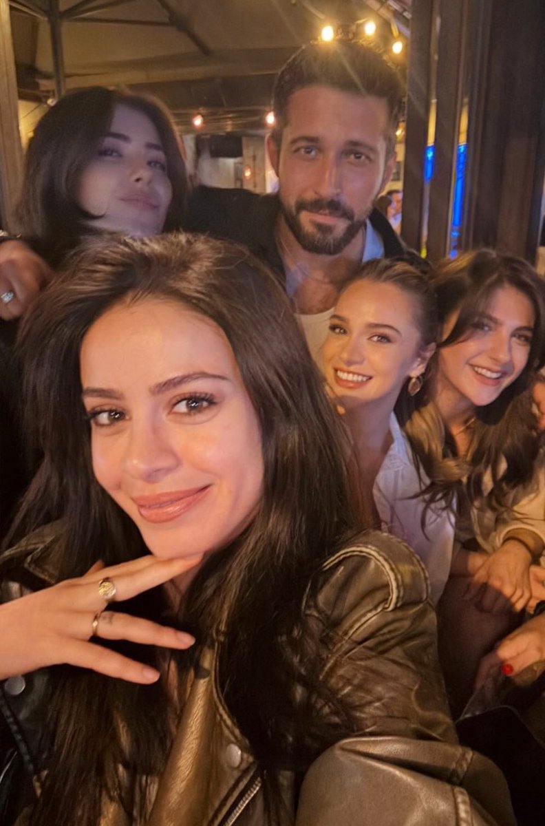 hepsinin yüzü gözü açılmış bu arada hudu’dan ayrılanın hayatına ışık giriyo deniz can sen de bi gün böyle olucan