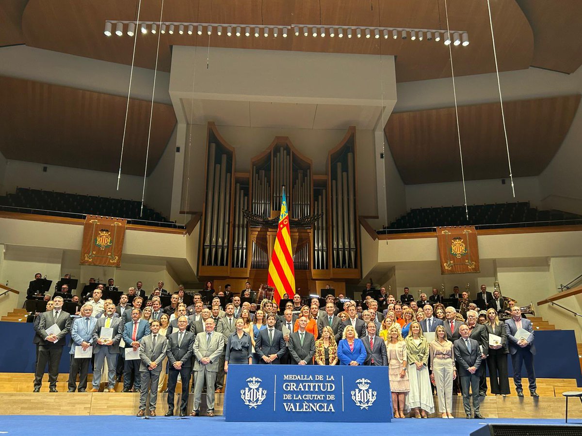 Emotivo acto de entrega de Medallas de la Gratitud de la Ciudad de Valencia a las 67 entidades, organismos, empresas y personas que ofrecieron su ayuda desinteresada a los afectados por el incendio de Campanar.

Por 2ª vez se lleva a cabo tras su primera celebración en 1957.