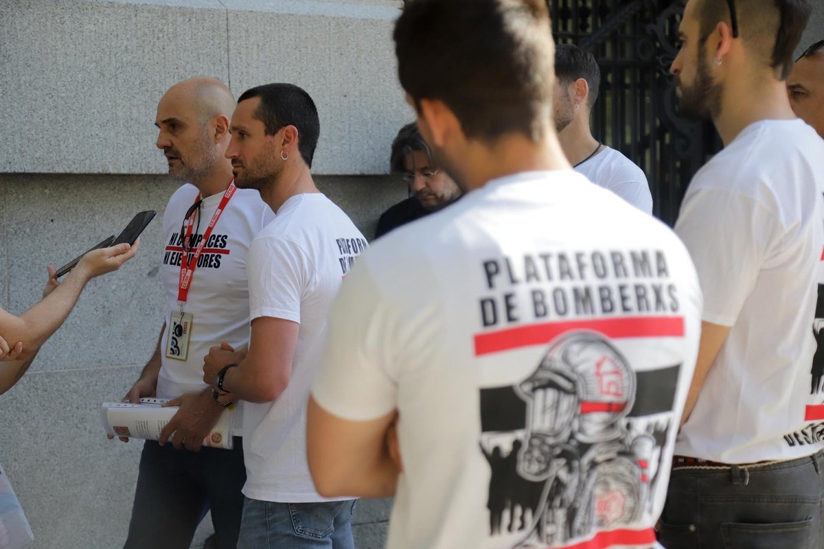 La plataforma BCLD y sección bomberos de CCOO del Ayto de Madrid hemos impugnado por registro un Procedimiento Operativo publicado en marzo que pretende obligarnos a colaborar en desahucios. 
Con la legislación en la mano respondemos que no vamos a ser NI CÓMPLICES, NI EJECUTORES