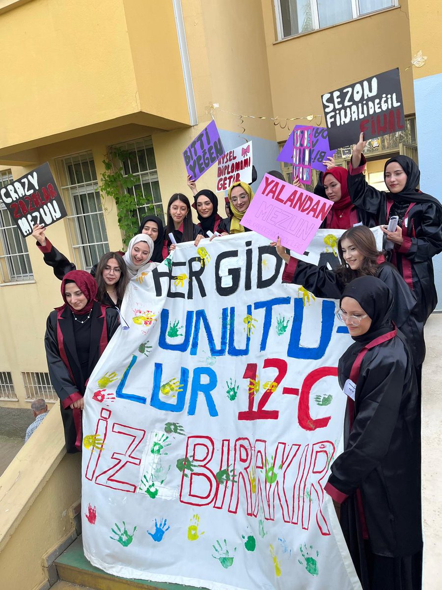 12. sınıf mezuniyet törenimiz. Yolunuz açık olsun sevgili öğrencilerimiz. Başarılarınızın devamını dileriz...