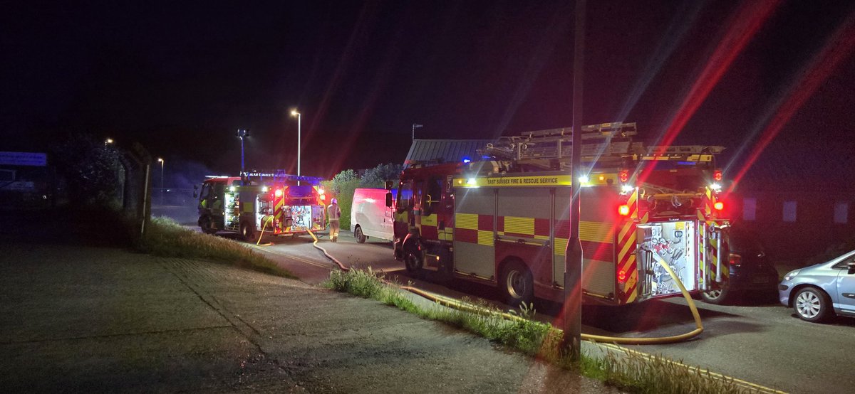 Abandoned caravavan on fire in #Newhaven. Crewe from <a href="/EastSussexFRS/">East Sussex FRS</a> doing a grand job