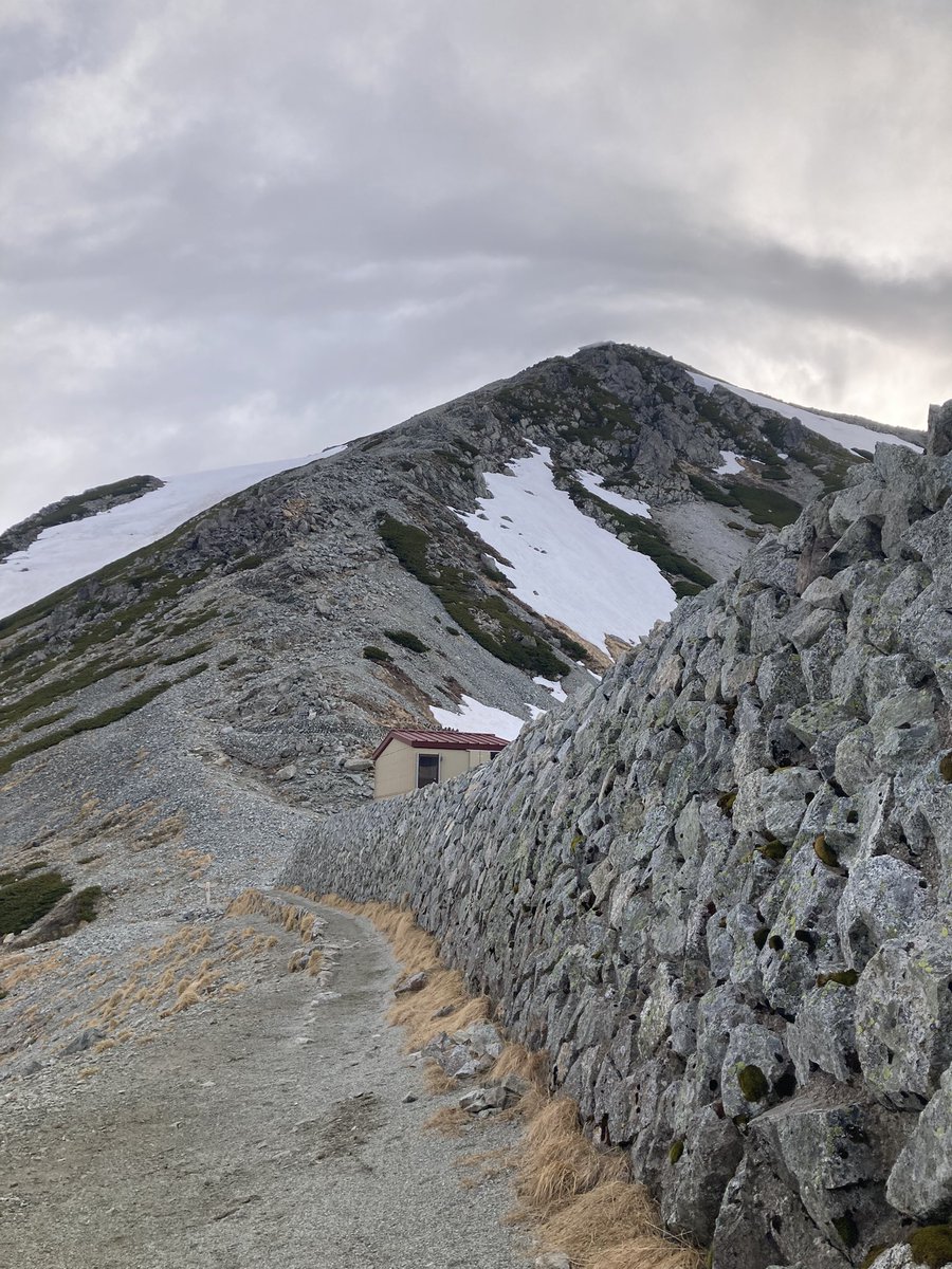 おはようございます。
5/29 6:20現在、玄関先の温度計は2℃。
昨日の雪は当たり前の様に溶けてしまい…
週末に向けてまた崩れていきそうな感じです。
皆様本日も良い一日をお過ごし下さい。