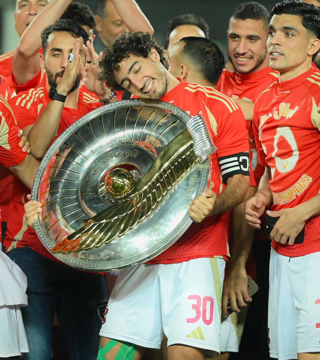 موسم صعب بس الدوري برضو في بيته 🦅