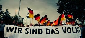 Er sitzt im Bus, fast noch ein Kind, Schulranzen auf dem Schoß, Blick gesenkt. Noch ein Jahr bis zum Abschluss. Eigentlich wollte er Elektriker werden. Heute denkt er nur daran, den nächsten Bahnhof, Richtung Zuhause heil zu erreichen. Denn ein falscher Blick reicht. Eine falsche