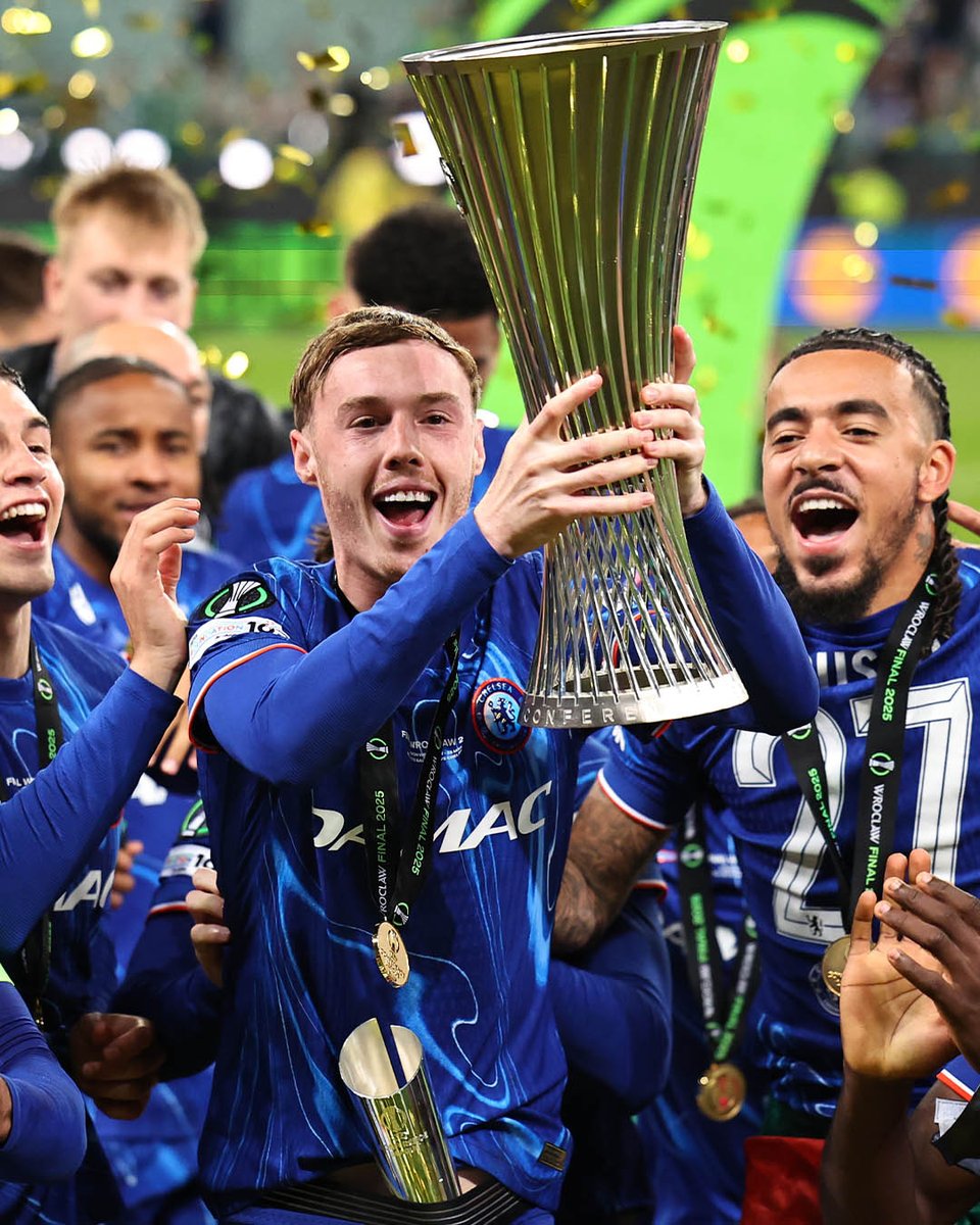 Conf_League's tweet photo. Palmer with the trophy 🏆

#UECLfinal https://t.co/2mVBvfMXeo