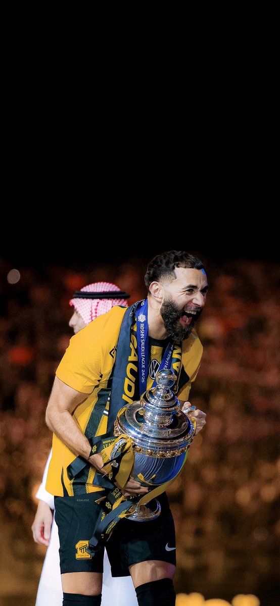 3ajel_ksa's tweet photo. لاعب #الاتحاد  "كريم بنزيما" يفوز بجائزة أفضل لاعب في الدوري السعودي للمحترفين لموسم 2024-2025 https://t.co/Y69sWs4kit
