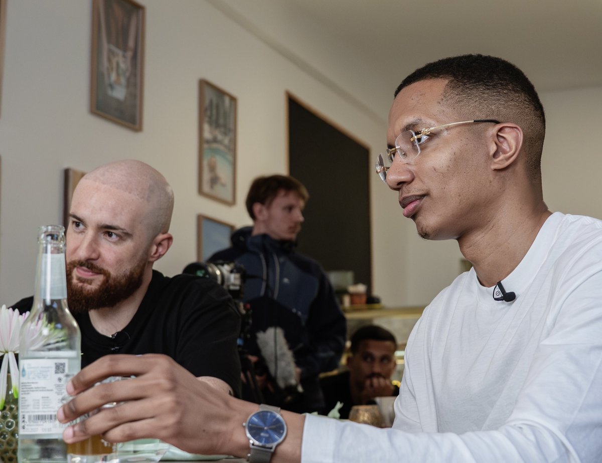 Lettre ouverte à nos abonnés 💌

On a reçu beaucoup de retours positifs et pleins de messages constructifs forts pour ce nouvel épisode de Paye Ta Graille avec Amine.

Merci à tous ceux qui relaient, qui likent, qui partagent, qui parlent de nous... Merci aussi aux médias,