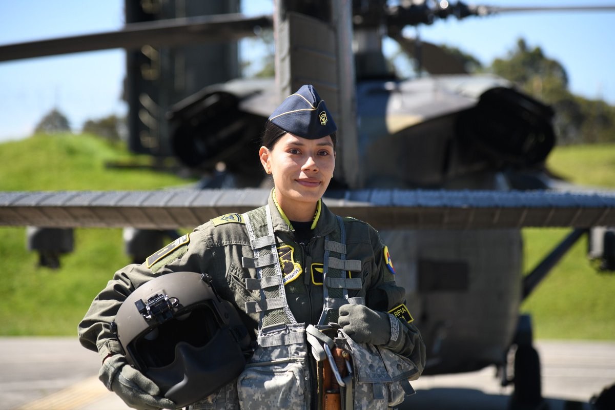 #HistoriasAeronáuticas I La T3. Nidia Hernández del Comando Aéreo de Combate No.5, es la primera mujer en obtener la autonomía de Técnico Tripulante de Vuelo de UH-60 en la <a href="/FuerzaAereaCol/">Fuerza Aeroespacial Colombiana</a>, marcando un precedente para las Suboficiales de la Especialidad Mantenimiento Aeronáutico.