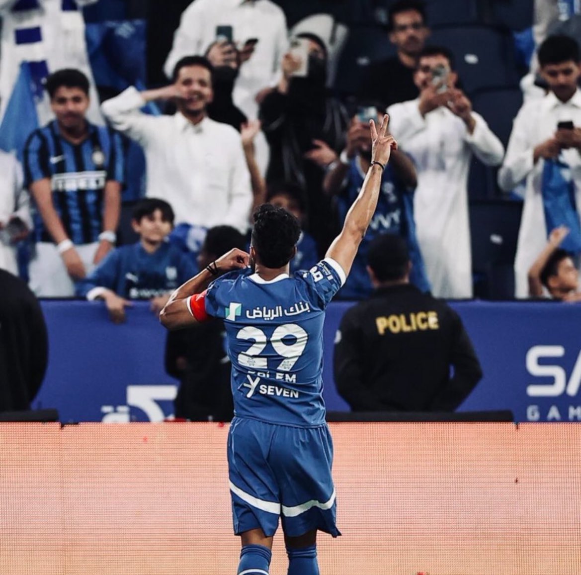 حقيقه لازم تقال 
سالم الدوسري اعظم من انجبت الكره السعودية 💙