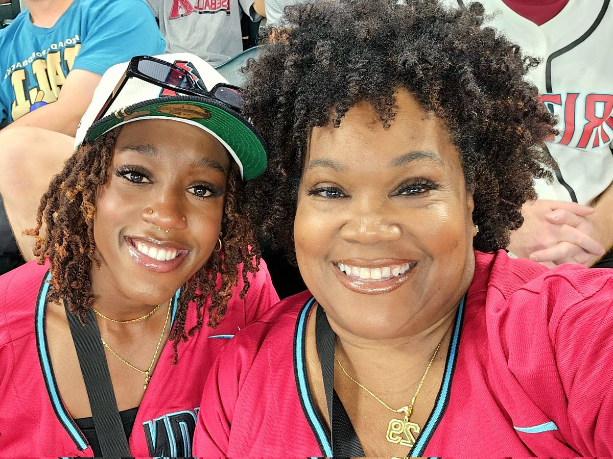 JennsStory's tweet photo. Mother daughter day at the #Dbacks game today. #DBacksFan #WhatAFan https://t.co/D0188jkm58