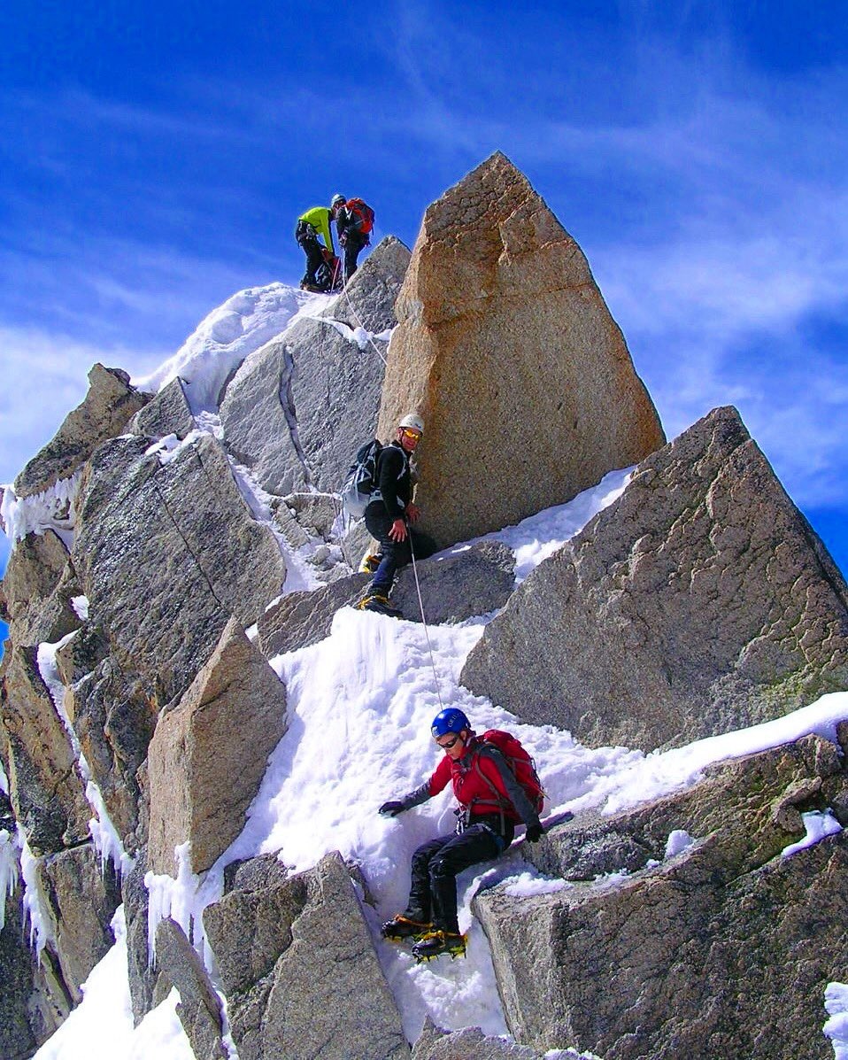 Alpine Short Roping 
🏔️🎒❄️⛏️🪢🇫🇷
Icicle teams practicing short roping skills on the Arete Lolo and Cosmiques traverse, on our Alpine Autonomy Techniques course in Chamonix. We can’t wait for our Alpine summer season to start soon! Join us…

〽️ icicle-mountaineering.ltd.uk/alpine%2Bauton…

#Chamonix