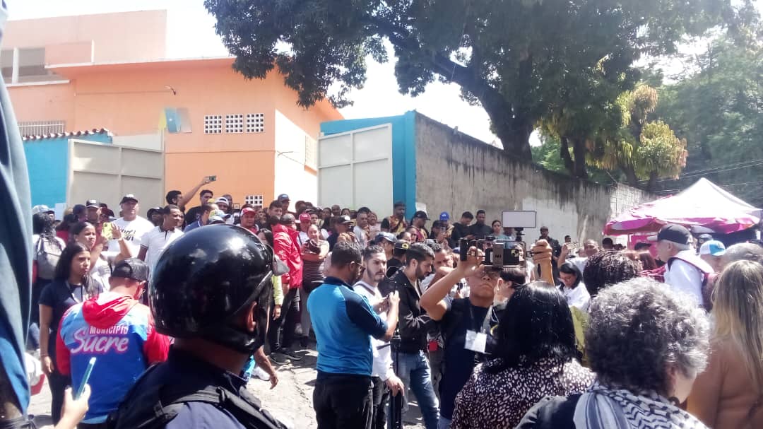 Embajada de Venezuela en Guinea Ecuatorial (@embaveguineae) on Twitter photo Delegados de Guinea Ecuatorial que asistieron en calidad de acompañantes internacionales en las #Elecciones25May de Parlamentarios y Gobernadores realizadas en Venezuela dijeron estar gratamente sorprendidos con el ambiente de paz y tranquilidad que vive el país.
<a href="/NicolasMaduro/">Nicolás Maduro</a> Delegados de Guinea Ecuatorial que asistieron en calidad de acompañantes internacionales en las #Elecciones25May de Parlamentarios y Gobernadores realizadas en Venezuela dijeron estar gratamente sorprendidos con el ambiente de paz y tranquilidad que vive el país.
<a href="/NicolasMaduro/">Nicolás Maduro</a>