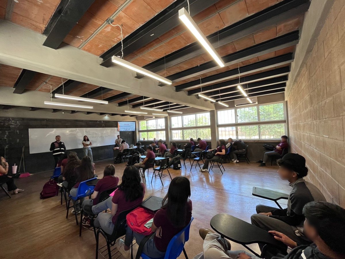 Saul_Torre_S's tweet photo. El Centro Estatal de Prevención participó en el arranque de pláticas de la campaña GUMPEA en la Preparatoria Municipal de #Nogales, junto al Instituto de las Mujeres y otras instancias. Unimos esfuerzos por la salud, la prevención de violencias y el futuro de adolescentes. https://t.co/PJgQa1AGeZ