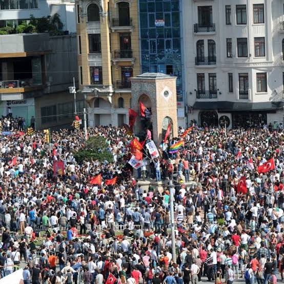 Özlemlerin en büyüğü oldu; yitirdiklerimiz henüz bizimleydi. Heyecandan uyumamanın, hiç yorulmamanın, cesareti kuşanmanın, paylaşmaktan haz almanın, dört yanın iyilerle çevriliyken yalnızlığı yırtıp atmanın, havada özgürlük kokusunun, kurtuluşa dokunacak kadar yaklaşmanın