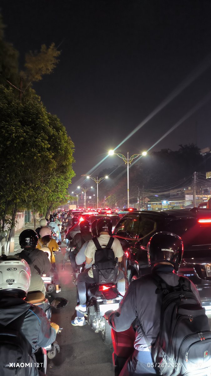 dari macet semalem gue ngerasa gak nyaman banget ya gak berdaya gini, gak bisa protes dan nuntut apa-apa 😂 memang wong kalahan