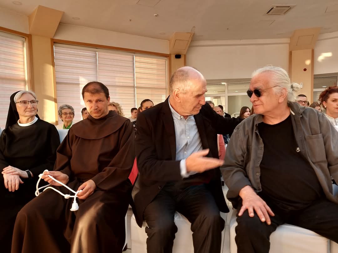 Faruk_Saaa's tweet photo. #Bosno❤️ moja, divna, mila...

Sestra franjevka, fra Fra Stipo Alandžak, direktor Franjevačke klasične gimnazije - Visoko, prof. dr. Hilmo Neimarlija, prof na #FIN i naš pjesnik Mile Stojić na promociji knjige Franjevci - Čuvari Bosne u kraljevskom gradu #Visokom. Hvala Visoko! https://t.co/DbKsURNlxQ