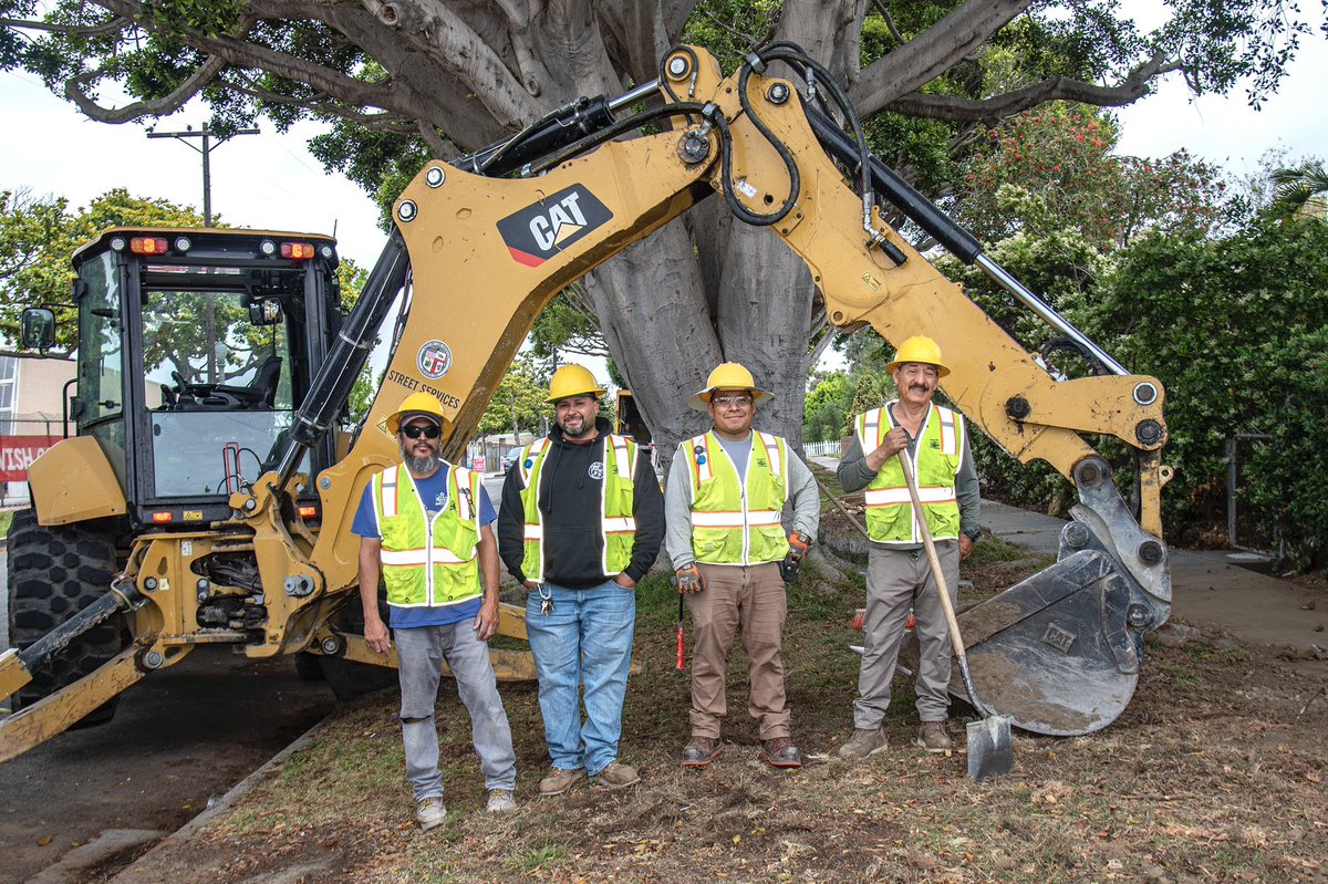 StreetsLA  is in #CD11 this week finishing up a project in #Westchester.

Crew 5 is repairing about 1000 square feet of sidewalk on the 8000 block of Emerson Ave, as part of the @labureauengineering Sidewalk Repair Program.

Thank you residents for your patience!

 @lacitydpw
