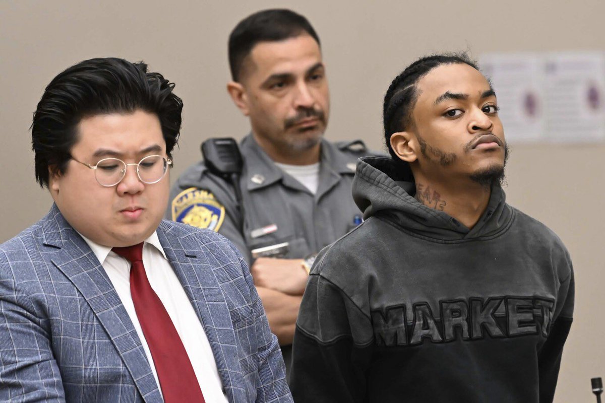 Man charged in Connecticut mall shooting that wounded 5 as lawyer claims self-defense apnews.com/article/mall-s…