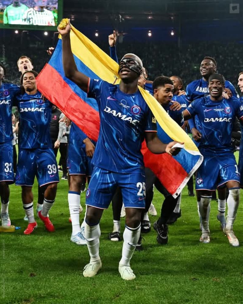 MrOFFSIDER's tweet photo. Cobijado por nuestra sagrada bandera tricolor. 😌🇪🇨 https://t.co/a5MXxfLpzc