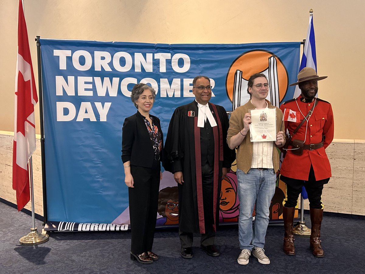 Honoured to join the celebration of 53 new Canadians as they took their oath at today’s citizenship ceremony at City Hall.

On Toronto’s 11th annual Newcomer Day, we celebrate all those who have decided to make Canada their home. 

Thanks to <a href="/TONewcomer/">TO Newcomer Office</a> and <a href="/CitImmCanada/">IRCC</a>!