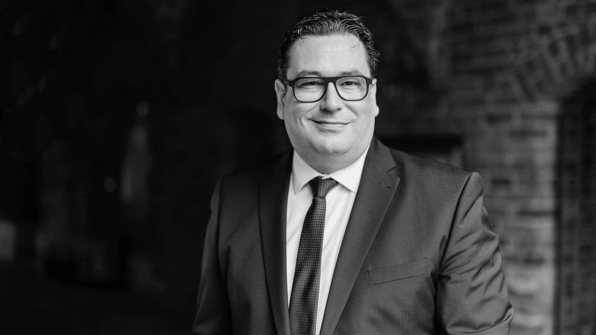 Mein Freund, der Gifhorner Landrat Tobias Heilmann ist plötzlich mit nur 49 Jahren gestorben. Er war ein bodenständiger und pragmatischer Sozialdemokrat, der als Abgeordneter und Landrat viel für unsere Heimat bewegt hat. Meine Gedanken sind bei seiner Frau und den Kindern.🖤