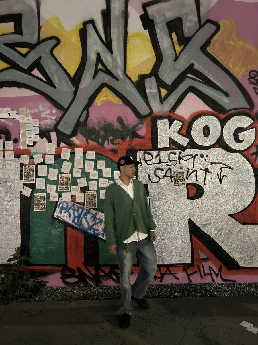 Jesusxr11's tweet photo. W/ the green cardi https://t.co/qQqXrdZ7JR