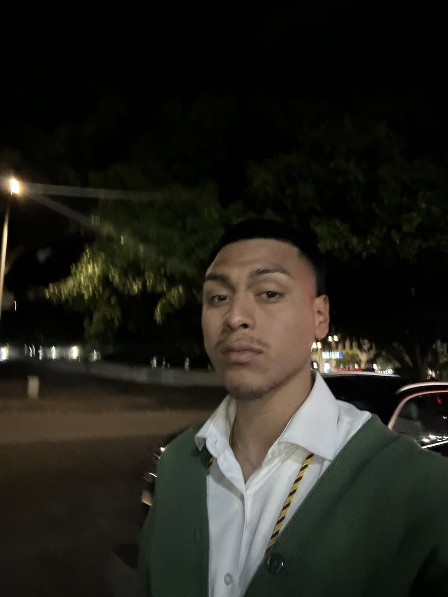 Jesusxr11's tweet photo. W/ the green cardi https://t.co/qQqXrdZ7JR