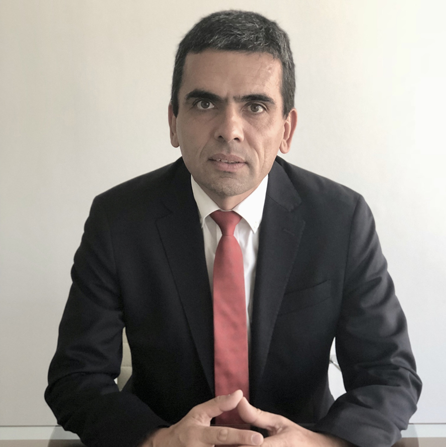 Siempre me pregunté por qué este wn ordinario perseguía con tanta fuerza al Comandante <a href="/ClaudioCrespoG/">CLAUDIO CRESPO</a> ... 

No era gratis, tenía a la hermana en el gobierno de <a href="/GabrielBoric/">Gabriel Boric Font</a> ...

No más preguntas !!