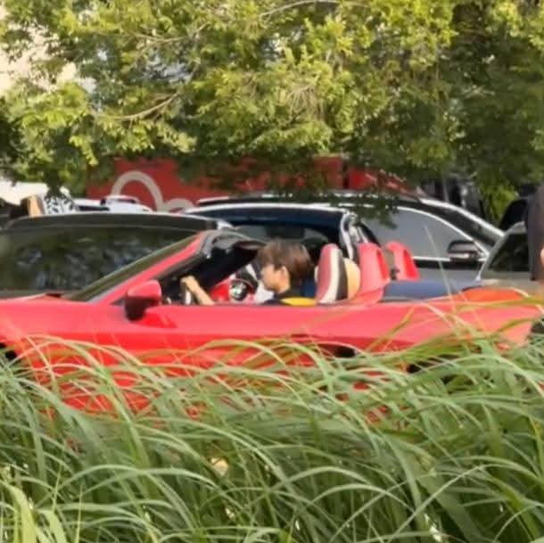 nawpucanttt's tweet photo. Hongjoong was seen driving a sports car with Wooyoung while filming something, as they had cameras surrounding them. 😍🔥❤️ 

#ATEEZ #에이티즈 #GOLDENHOUR #GoldenHour_Part3 https://t.co/kL71umXTJd