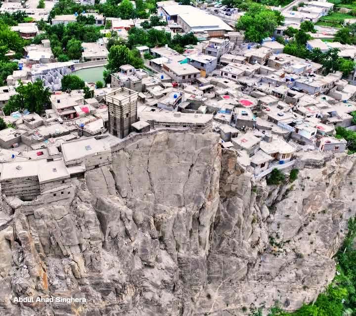 The_North_Blood's tweet photo. Altat Fort - Hunza - This fort, around 900 to 1100 years old, was the first palace of the Hunza kings!
#gilgitbaltistan #Hunza #AltitFort #HiggAsia #Karakoram #Silkroads
@ForeignOfficePk @HamidMirPAK @HinaRKhar @Advaidism @alphafirdous @Saherb1 @GBTourism_ @HistorianDiary https://t.co/amcJXgX1Kz