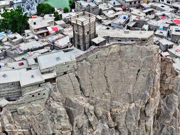 The_North_Blood's tweet photo. Altat Fort - Hunza - This fort, around 900 to 1100 years old, was the first palace of the Hunza kings!
#gilgitbaltistan #Hunza #AltitFort #HiggAsia #Karakoram #Silkroads
@ForeignOfficePk @HamidMirPAK @HinaRKhar @Advaidism @alphafirdous @Saherb1 @GBTourism_ @HistorianDiary https://t.co/amcJXgX1Kz