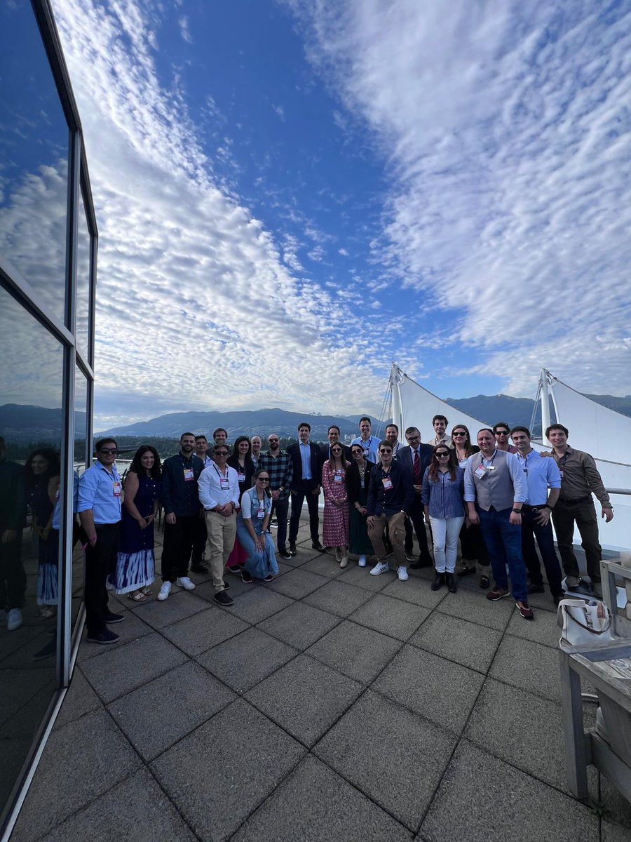 🇺🇾 El Embajador Gustavo Álvarez y el Cónsul General Leonardo Olivera mantuvieron un encuentro con Uruguay XXI y las startups tecnológicas uruguayas presentes en #WebSummitVancouver.
¡Gran energía y mucho talento nacional representando a Uruguay en este importante evento global!