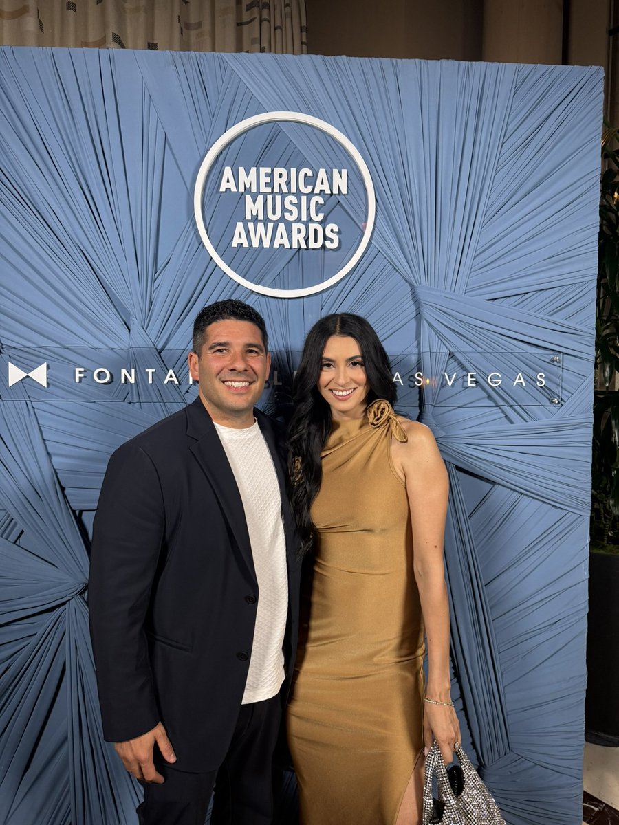 its_jgo's tweet photo. bye vegas, you were fun! @AMAs 
❤️‍🔥 @jholguin https://t.co/2bNreYkTKY