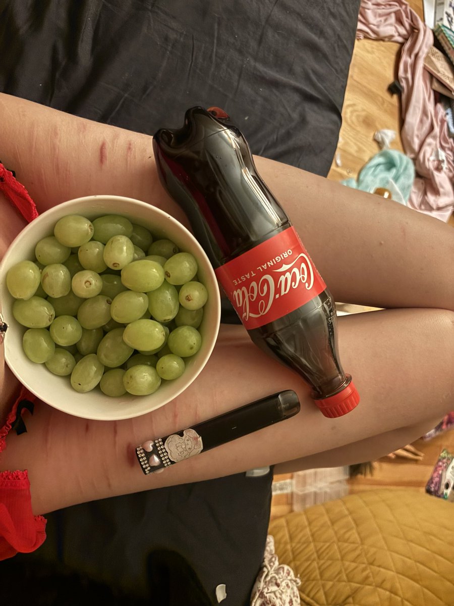 vomitdolliee's tweet photo. grapes n scars :) https://t.co/YVyrShUcJT