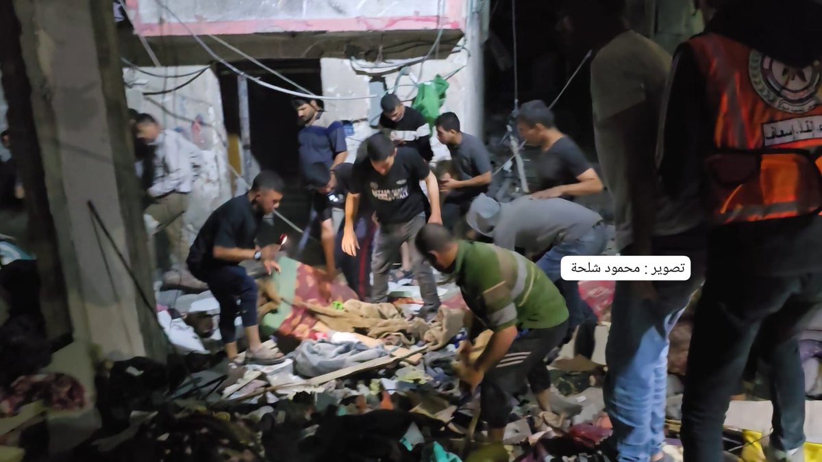 انتشال شهداء ومصابين والبحث عن مفقودين جراء قصف الاحتلال منزلاً لعائلة عزام محيط دوار الحلبي في جباليا البلد شمال غزة