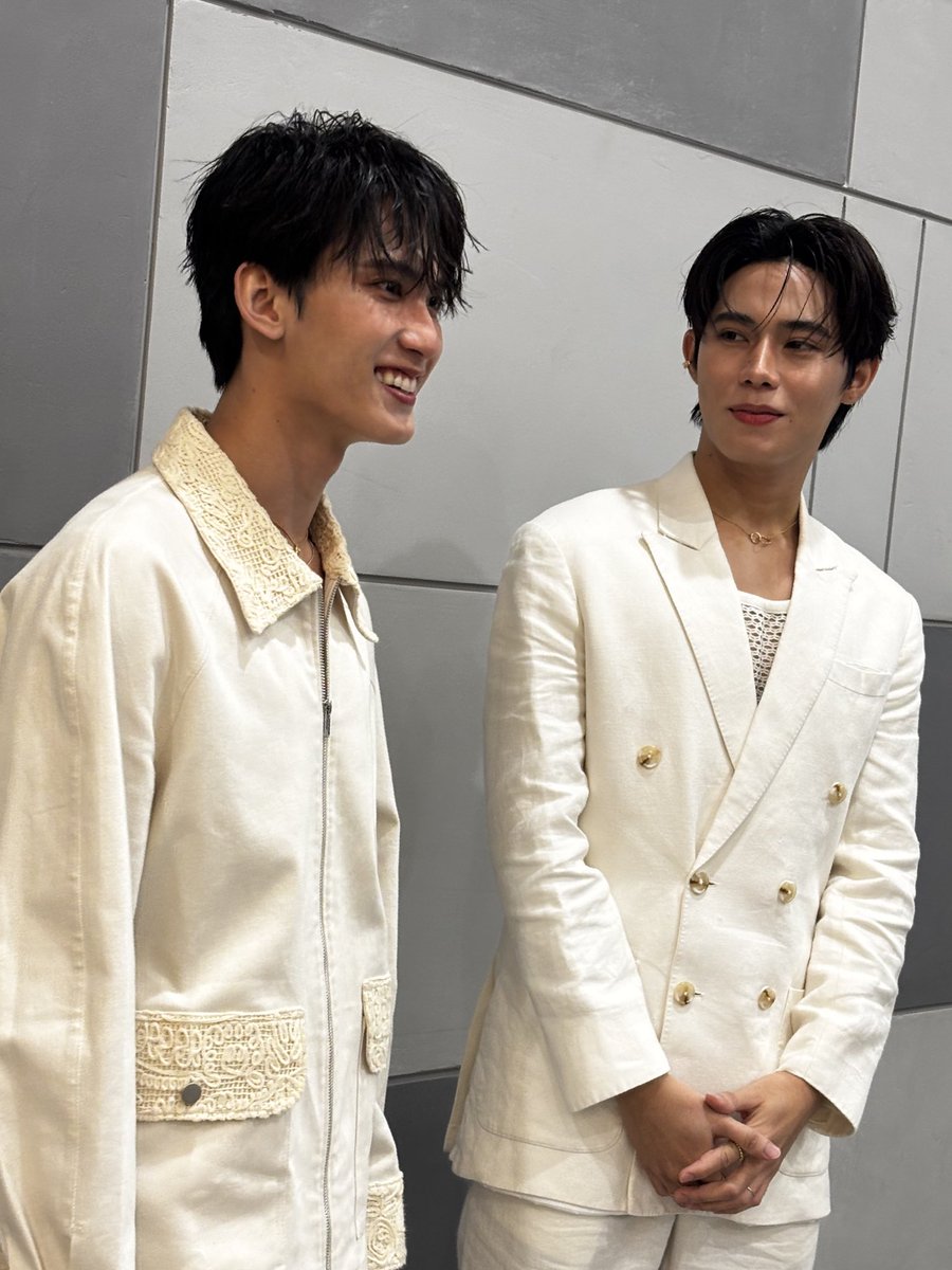 lngthnphn's tweet photo. look at them........... they stood quietly, eyes locked, a soft smile playing on each face as they admired each other #ohmfirst #ohmsarit #first_chalongrat 🥹💙🧡 https://t.co/UvBsyN2fUK