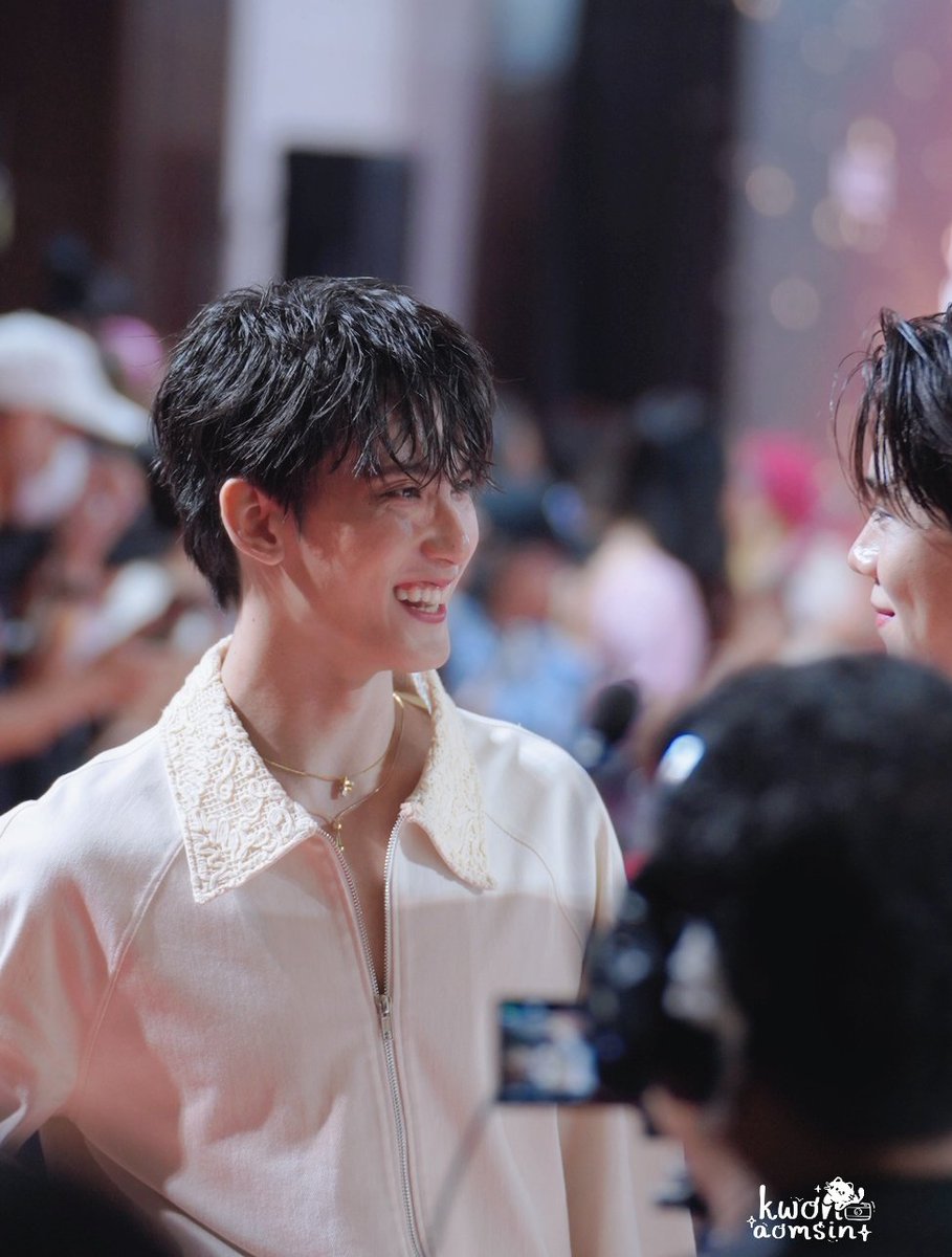 lngthnphn's tweet photo. look at them........... they stood quietly, eyes locked, a soft smile playing on each face as they admired each other #ohmfirst #ohmsarit #first_chalongrat 🥹💙🧡 https://t.co/UvBsyN2fUK