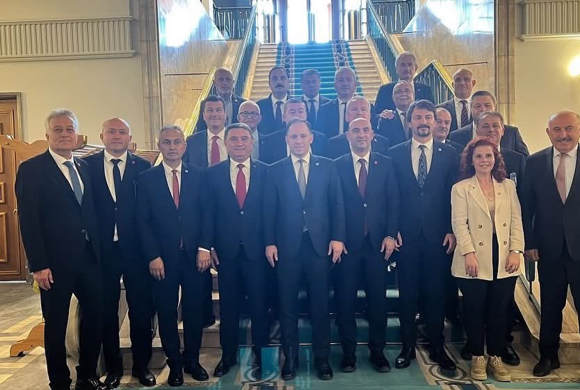 Zonguldak Heyeti olarak; Milletvekili arkadaşım, İl Başkanım, İlçe Başkanlarım ve Belediye Başkanlarımla birlikte Genel Başkanımız Sn. Özgür Özel’i ziyaret ettik.

Kurtuluş yok tek başına!
Ya hep beraber, ya hiç birimiz!